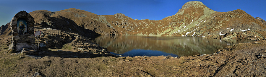 Il Lago Moro (2235 m) colorato d'autunno nella calda luce dell'imminente tramonto